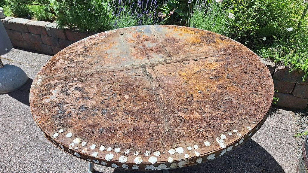 Rost unter den Fliesen